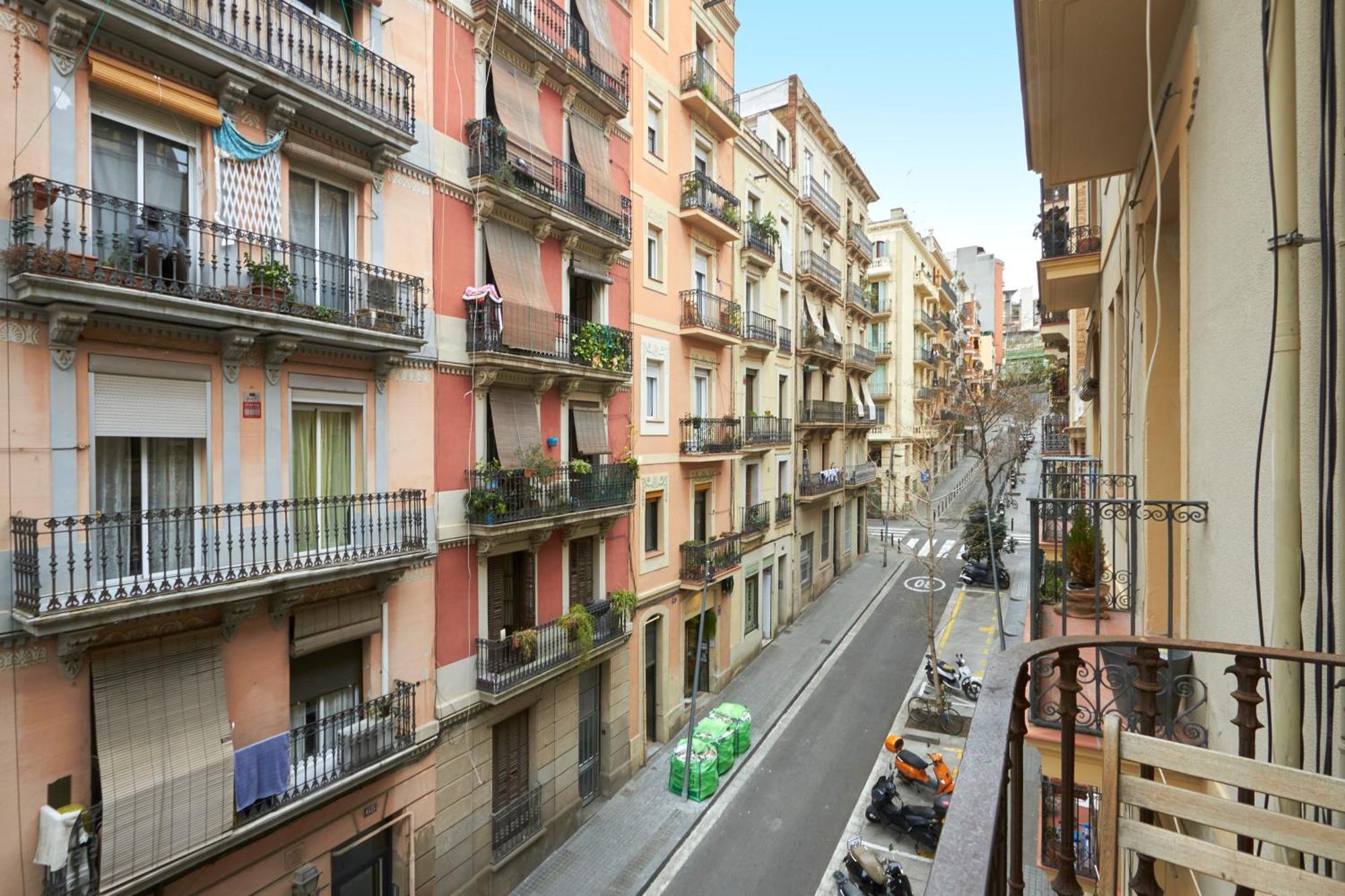 64 Apartment In A Typical Barcelona'S Old Building Zewnętrze zdjęcie