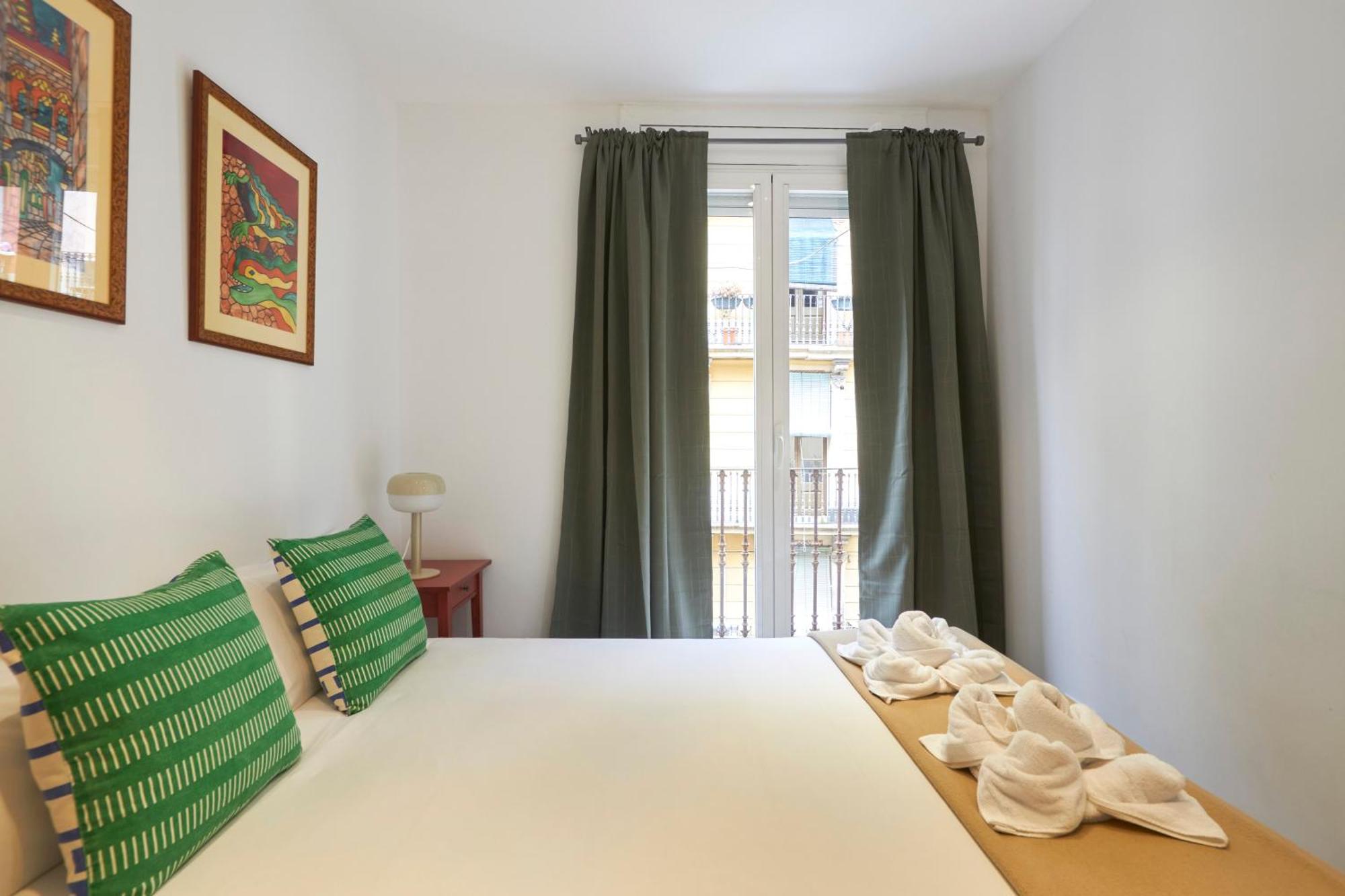 64 Apartment In A Typical Barcelona'S Old Building Zewnętrze zdjęcie